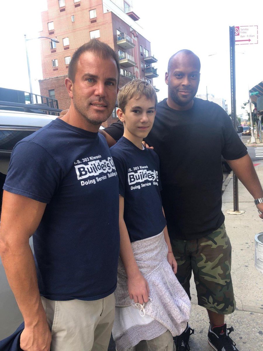 NYPD60Pct's tweet photo. Our #NeighborhoodCoordinationOfficer Graffiti Coordinator and @Mariocaggiano18 with #IS303 Kiwanis Builders Club members painting over graffiti at Brighton 6 Street and Oceanview Ave. They do a fantastic job keeping the community graffiti free. #NYPD&Community @NYPDCommAffairs https://t.co/7sCcBxlTSk