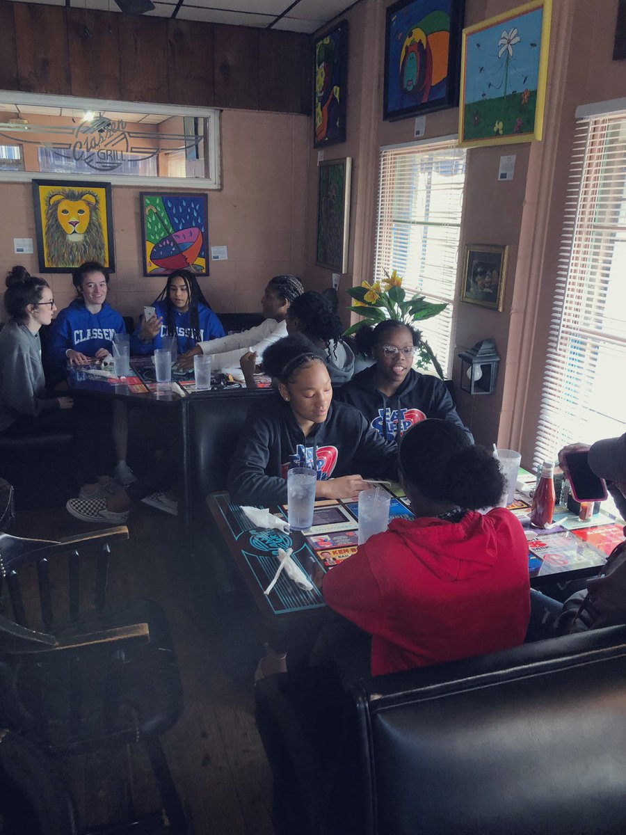 CSASLadyComets's tweet photo. Parent teacher conference day so more time to be a team! Team Bond is the best bond! β¨β¨ #CometPride #LadyComets #PreSeasonTime #BallTogetherChillTogether https://t.co/z6uVtLeo04