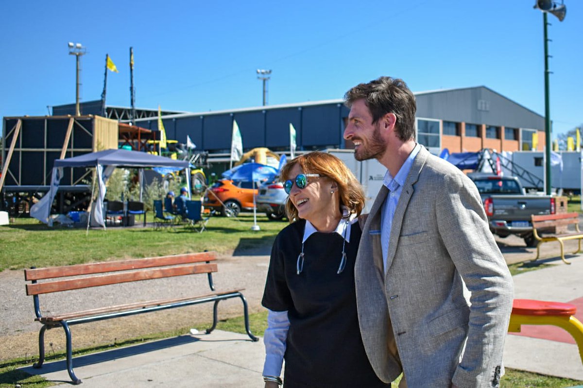 AliciaCiciliani's tweet photo. #SanVicente ¡Felicitamos al Presidente Comunal @gonzalo_aira por esta gran Fiesta Nacional! Genera esperanza que haya en nuestro territorio jóvenes dirigentes políticos como Gonzalo, comprometidos con la producción agroindustrial y el desarrollo regional de nuestras localidades. https://t.co/xeN6TpupCf