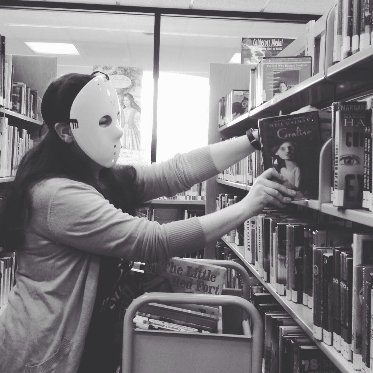 BrevLibraries's tweet photo. You don't want to see this face when your book is overdue!
#fridaythe13th #Friday13th #library #libraryfun #librarianwardrobe #horror #halloweenlife #halloween #brevardlibrarycon https://t.co/CWoB3jbiYh