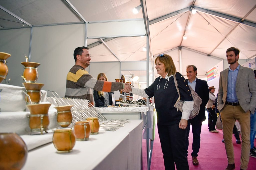 AliciaCiciliani's tweet photo. #SanVicente Recorrimos #Finaco2019 junto a @gonzalo_aira, la muestra que se realiza hasta el domingo en @BrownSanVicente, en la que el @GobSantaFe tiene una importante presencia acompañando la participación de 15 empresas santafesinas a través del programa #SantaFeExpone. https://t.co/Wzq1lbzITC