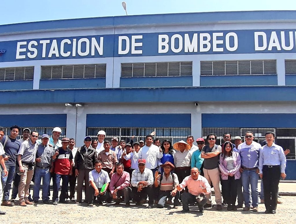 EmpresaaguaEc's tweet photo. Gerente de Proyectos David Ortiz junto a representantes de @Agua_Guayas y de las Juntas de Riego y Drenaje, beneficiarios del proyecto #Javita, recorrieron el proyecto #PHASE. Para conocer el proceso de trasvase de agua desde el río Daule hasta la provincia de #SantaElena. https://t.co/mX6hUkZWZc