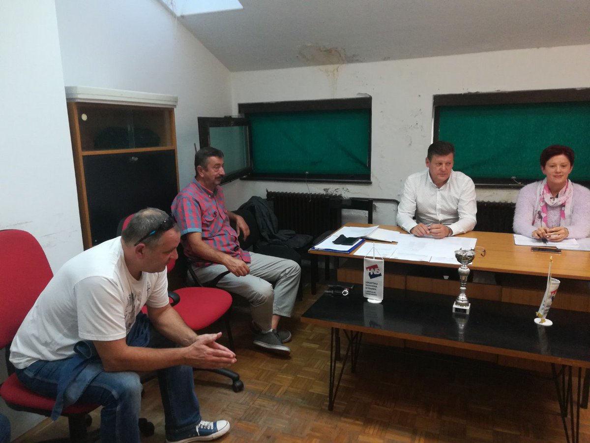 hnsdugaresa's tweet photo. Gradska organizacija HNS-a Duge Rese održala je 16. sjednicu Predsjedništva na kojoj je bilo vrlo radno i konstruktivno. Između ostalog razgovaralo se o daljnjim aktivnostima i novim članovaima kojih svakim danom ima sve vise.
#hns #radno #sjednica #dugaresa #samonaprijed 👏🤝💪 https://t.co/5B1GcK4CCw