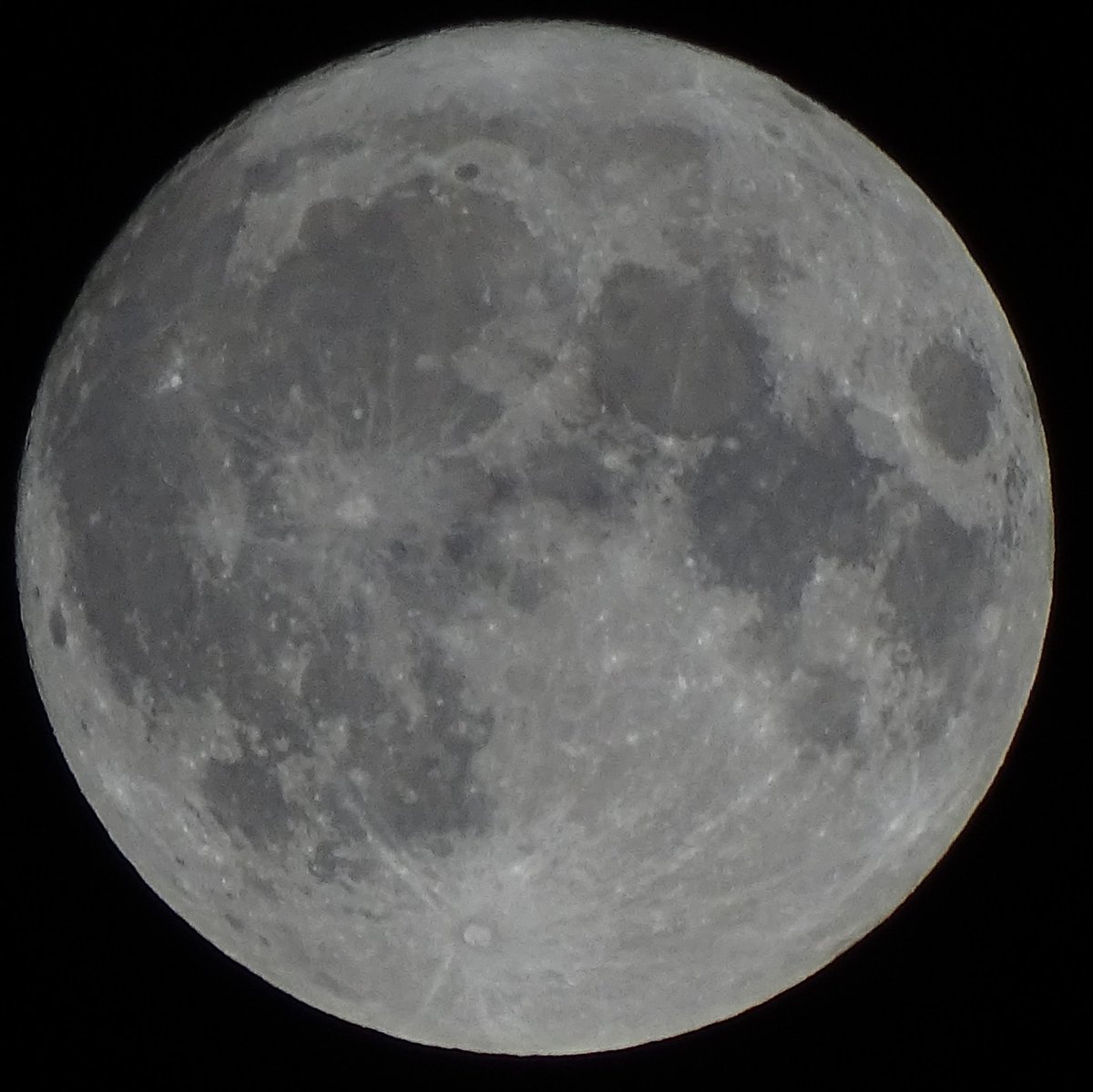 GaryCrooks_75's tweet photo. Full moon on Friday 13th. Won't happen again for 30 years! #madeinbolton #fullmoon #Friday13th https://t.co/N2290vrNEw