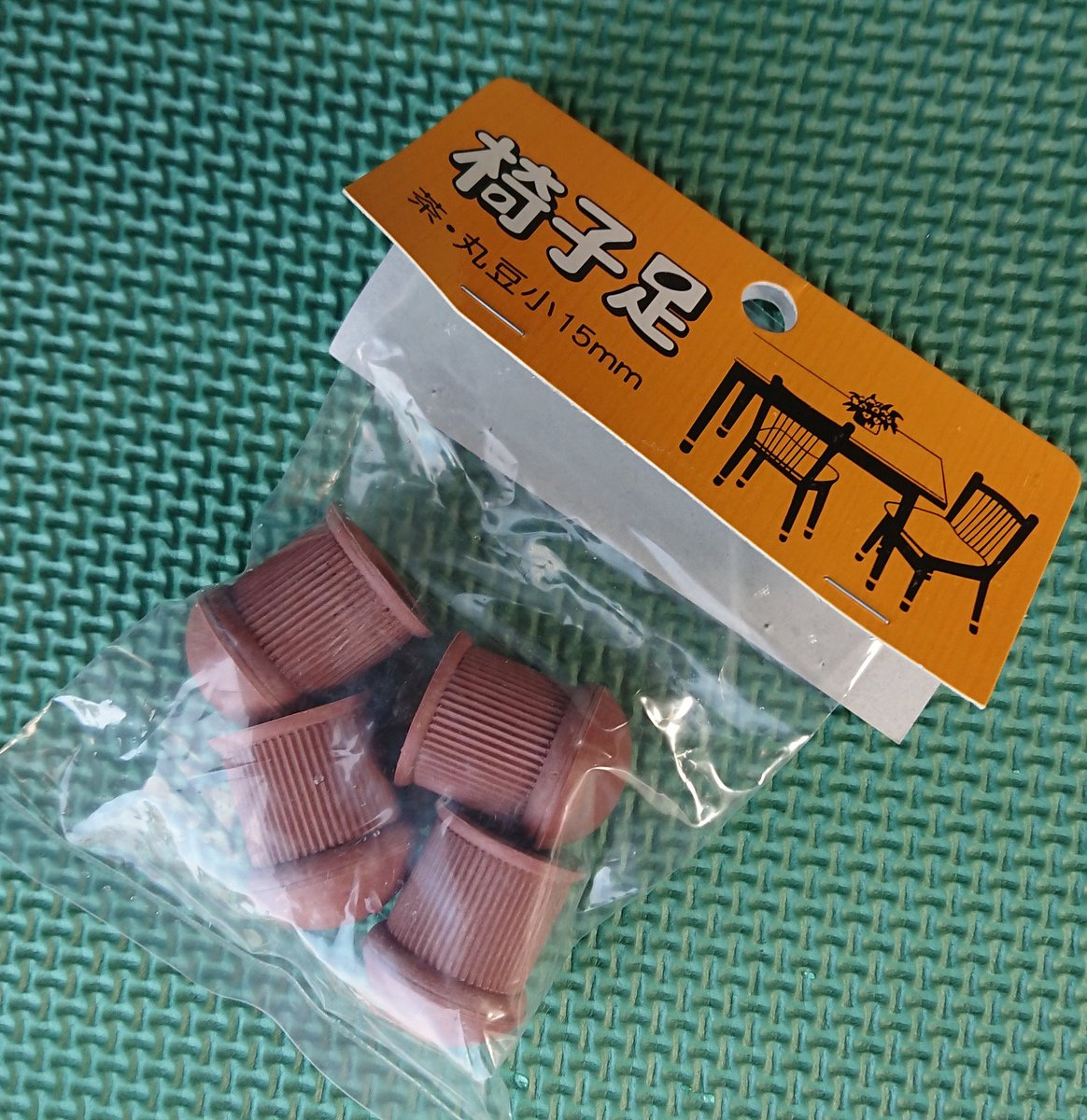 ট ইট র いりこ この棚兼テーブルを支えている棒の正式名称 ダイソーさんに売ってある 園芸支柱 です 普通は緑色なのですけど ダイソーさんにはダークブラウン色が有ったので エブリイの幅に合わせて 金ノコで切り 椅子用のキャップを先端に取り付けて 最終的 ট ইট র いりこ この棚兼テーブルを支えている棒の正式名称 ダイソーさんに売ってある 園芸支柱 です 普通は緑色なのですけど ダイソーさんにはダークブラウン色が有ったので エブリイの幅に合わせて 金ノコで切り 椅子用のキャップを先端に取り付けて 最終的