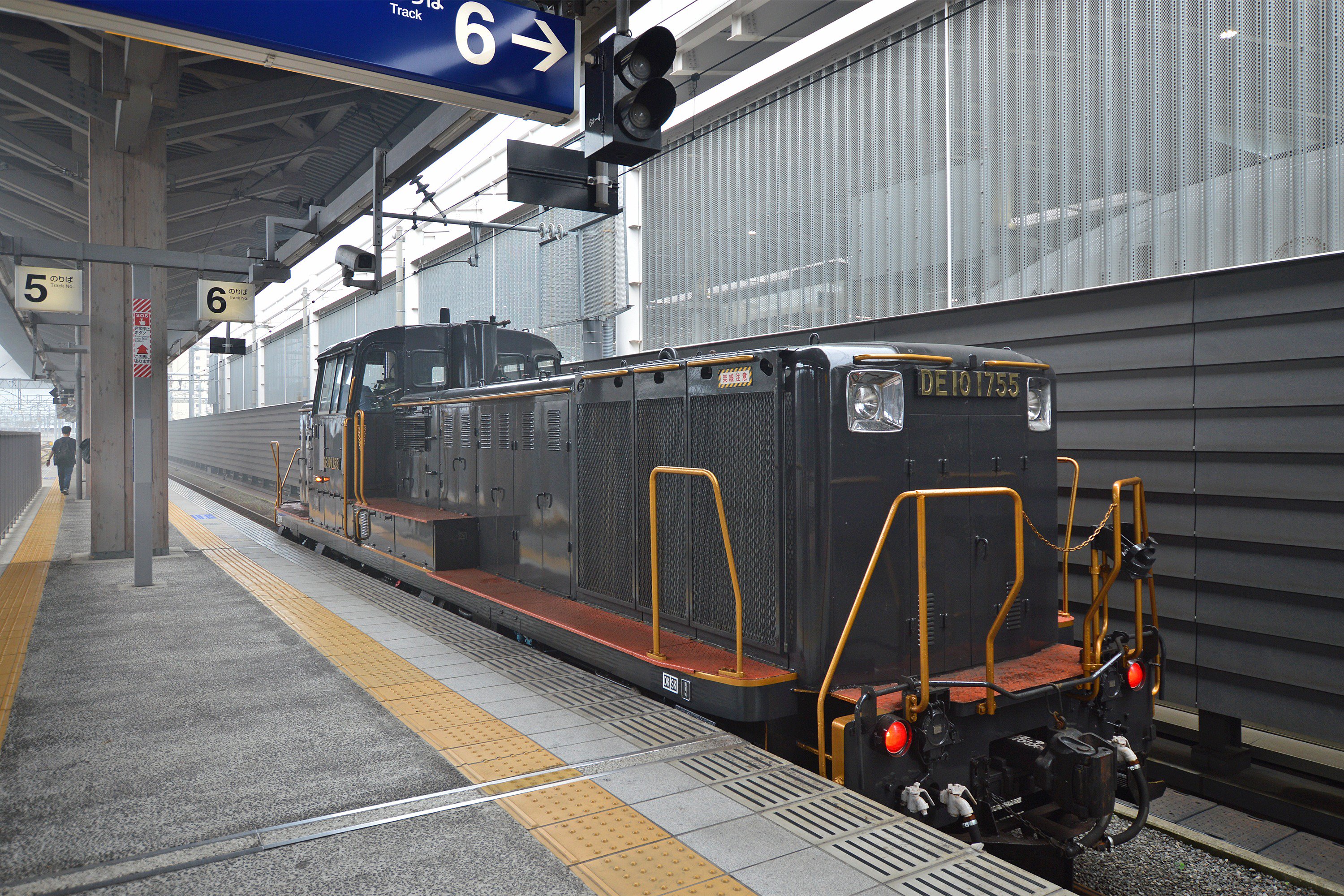 タケ All A Sl人吉 はjr九州が熊本県の熊本 人吉を1日1往復で運行している観光列車だ 熊本発は9 45 先日 熊本市を訪れた際にその発車シーンを見てきた Sl人吉 熊本駅 T Co Nshqn1ultw Twitter