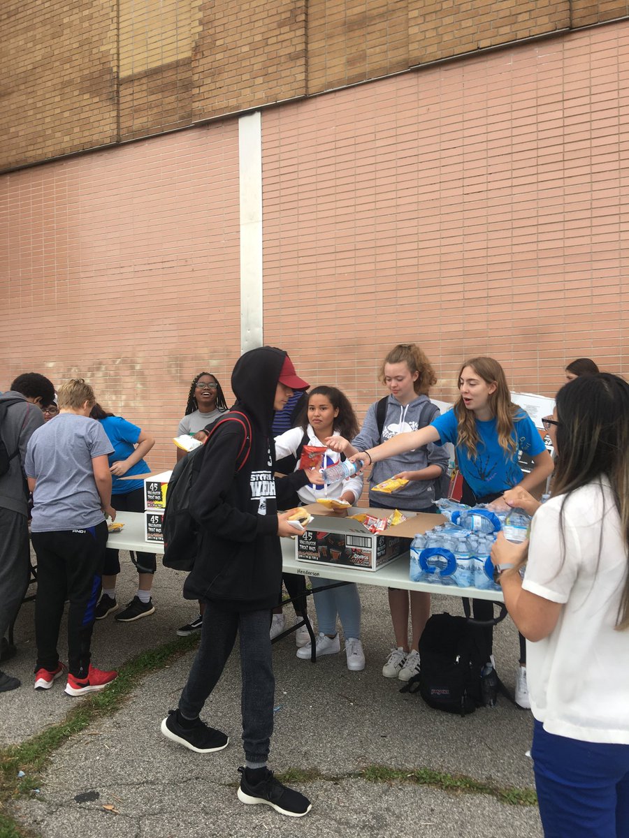 kterpstr's tweet photo. Grade Nine BBQ time ⁦@Henderson_hwdsb⁩ ⁦@HWDSB⁩ https://t.co/Rjni7PG4e8