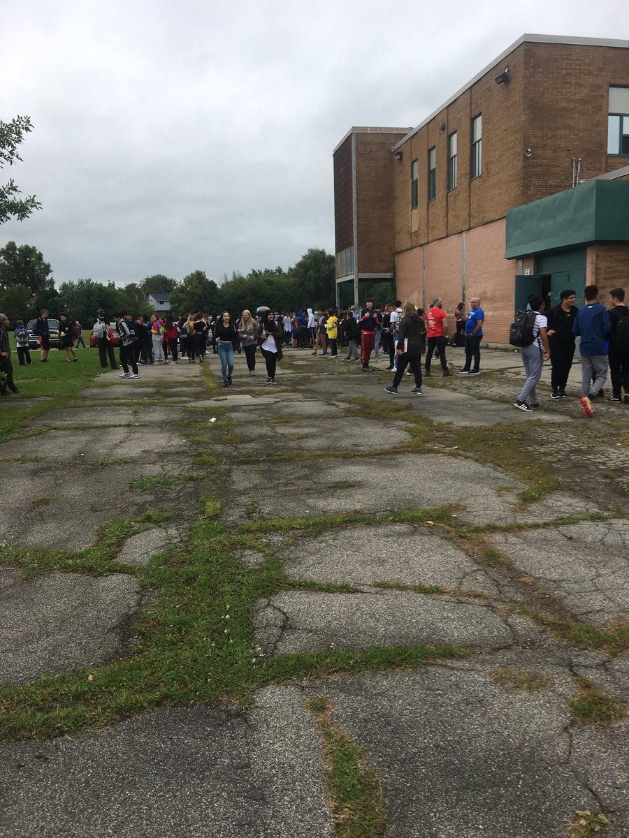 kterpstr's tweet photo. Grade Nine BBQ time ⁦@Henderson_hwdsb⁩ ⁦@HWDSB⁩ https://t.co/Rjni7PG4e8