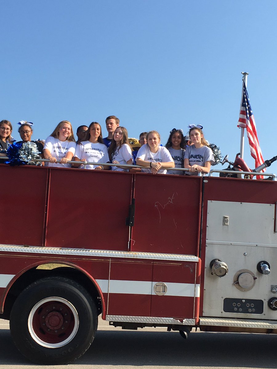 EaglesEye_EHHS's tweet photo. Supernatural East parades between schools! https://t.co/w3OpzIEv2Q
