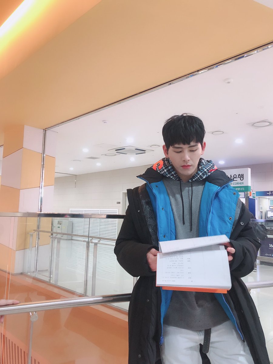 HoWon_official's tweet photo. 영백이의 스웨그는 영원하리🤟🏻💜 
늘 우리에게 행복만 주던 영백이와 함께여서 행복했던 날들...🎶 

(본방송 관련, 혼란을 드려 죄송합니다😭🙏🏻) 

#이호원 #LEEHOWON #호야 #HOYA https://t.co/g91w62vNSM