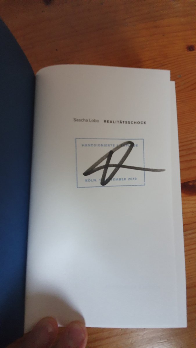 capheladen's tweet photo. Meine #Wochenendlektüre von @saschalobo ist angekommen, na gut, von Amazon. Irgendwer hat da unleserlich etwas reingeschmiert. Ist das Kunst? #booksignature #realitätsschock https://t.co/bgpVmLmBni