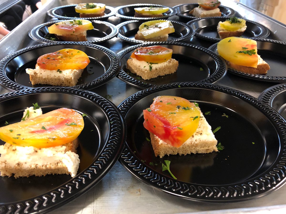 Culinary Health Education for Families (CHEF) showcased by ⁦<a href="/KatyJechowRD/">Katy Jechow Bowen</a>⁩ and their #DairyAmazing recipes. Exhibit A: whole-grain toast with fresh ricotta, crisp tomato and herbs