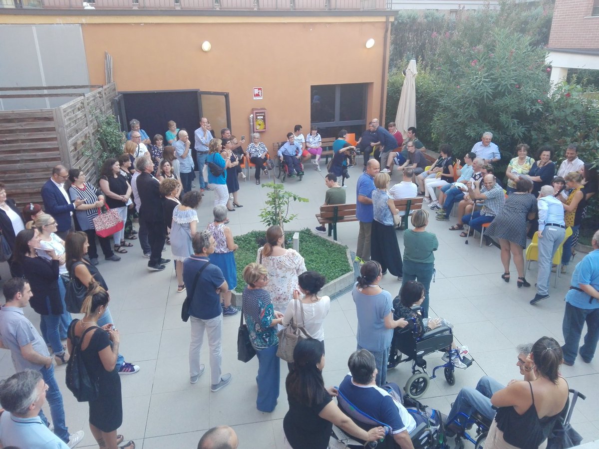 GulliverModena's tweet photo. Siamo in tanti a festeggiare il Decennale! Grazie alla #coordinatrice e agli #operatori del #centroiride, al Presidente di @GulliverModena @massimo_ascari per il suo contributo e all' #assessorapolitichesociali #robertapinelli del Comune @cittadimodena per essere intervenuta https://t.co/OOCdvUvGcE