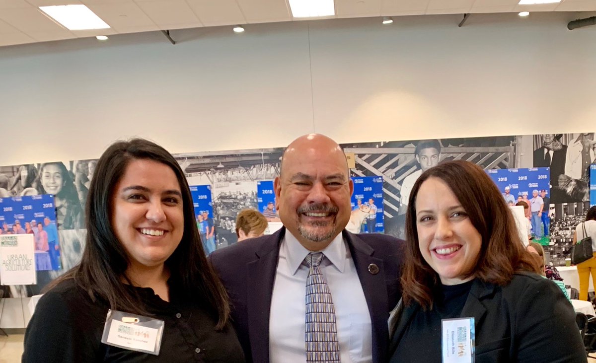 ArturoNALEO's tweet photo. Super excited to be joined by our ⁦@NALEO⁩ #Texas colleagues ⁦@Lizbille1⁩ ⁦@gencsanchez⁩ at #DallasHungerSummit ⁦@DallasCHS⁩ #census2020 #hagasecontar https://t.co/rq8XM4SxXU