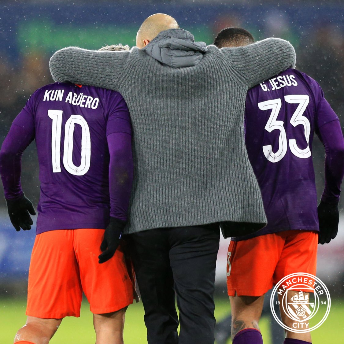 ManCity's tweet photo. How could we not? 🤷‍♀️ #NationalHugYourBossDay 

🔵 #ManCity https://t.co/msfeTMsyDv