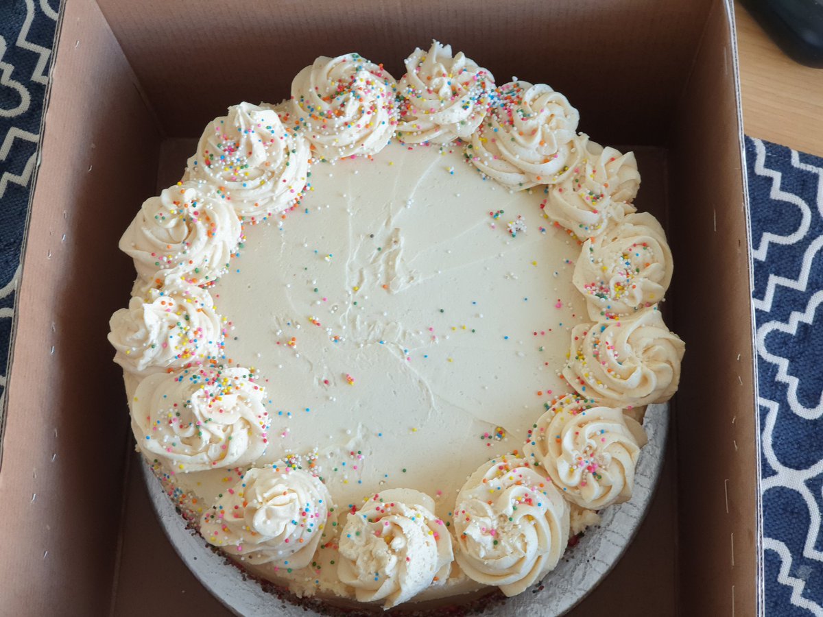 CakeWheel's tweet photo. @akeldnok picked up &amp; delivered our cake order today. The driver was on time, courteous &amp; super pleasant. My client was stoked when she got her order🙂 They kept in comms with us &amp; gave us a great discount!💫 🤗 Super grateful for dope service delivery!! #b2b #getitgetit #friyay https://t.co/tTHL03EVdv