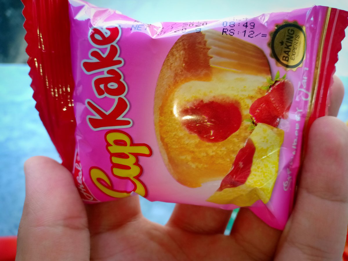 rehanyousaf434's tweet photo. Dear @ImranKhanPTI We can afford everything But the 12 rupees of a cupcake can't be accepted 😭...
😂😂😂
#tabdilli #neapakistan #PTI https://t.co/GHOCiuwgri