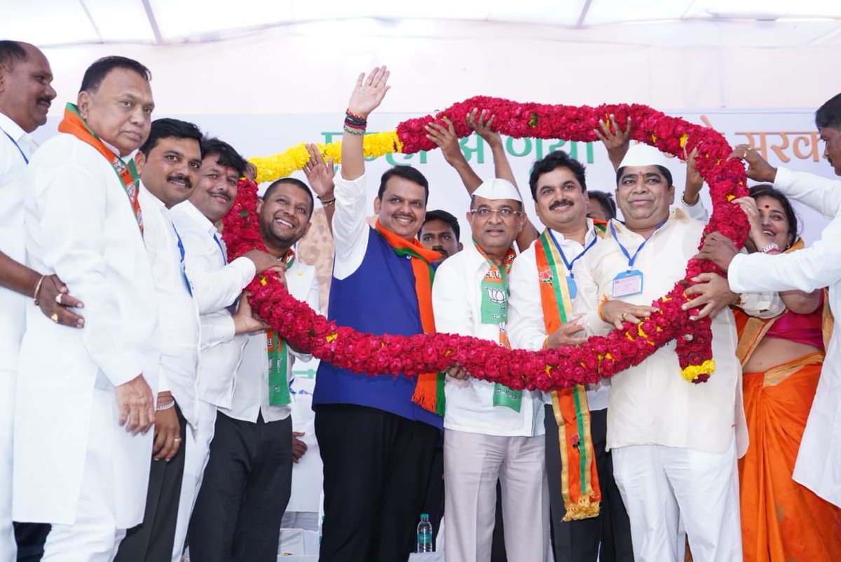 Dev_Fadnavis's tweet photo. #महाजनादेशयात्रा ही संवाद साधण्यासाठी, आशीर्वाद घेण्यासाठी, ५ वर्षांपूर्वी काय आश्वासन दिले होते आणि त्यातून काय पूर्तता झाली, हे सांगण्यासाठी. आपला महाराष्ट्र कसा प्रत्येक क्षेत्रात प्रगती करतो आहे, याचा आढावा सादर करण्यासाठी!
राहुरी येथील जाहीर सभा!
#MahaJanadeshYatra https://t.co/qIUYMwD9Ct