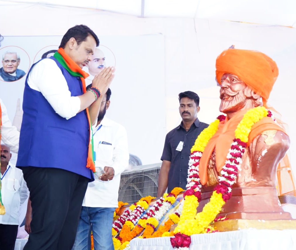 Dev_Fadnavis's tweet photo. #MahaJanadeshYatra is to interact, communicate, to take blessings, to remind what we committed and what has been achieved and how our State is progressing.
My public meeting at Rahuri, Ahmednagar. 
#MahaJanadesh https://t.co/ZqlClGS7kw