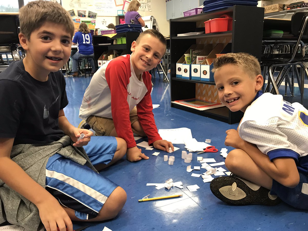 hancockc513's tweet photo. Building bridges with index cards! Lots of great team work going on! @FawnArea #fawnarearocks https://t.co/TpiRef6yhp
