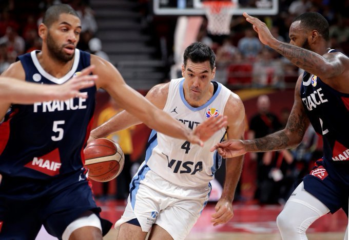 JulianMozo's tweet photo. @cabboficial Para el que no la vio ni leyó antes. Mi nota en @infobae para entender la vigencia de Scola, para explicar por qué a los 39 años puede ser el MVP del Mundial (promedia 19.3 pts y 8.1 reb). Por qué juega 29 min, tira 43% en triples y está más rápido y ágil. https://t.co/5vAbAcHbwV https://t.co/tHE3PgQUuJ