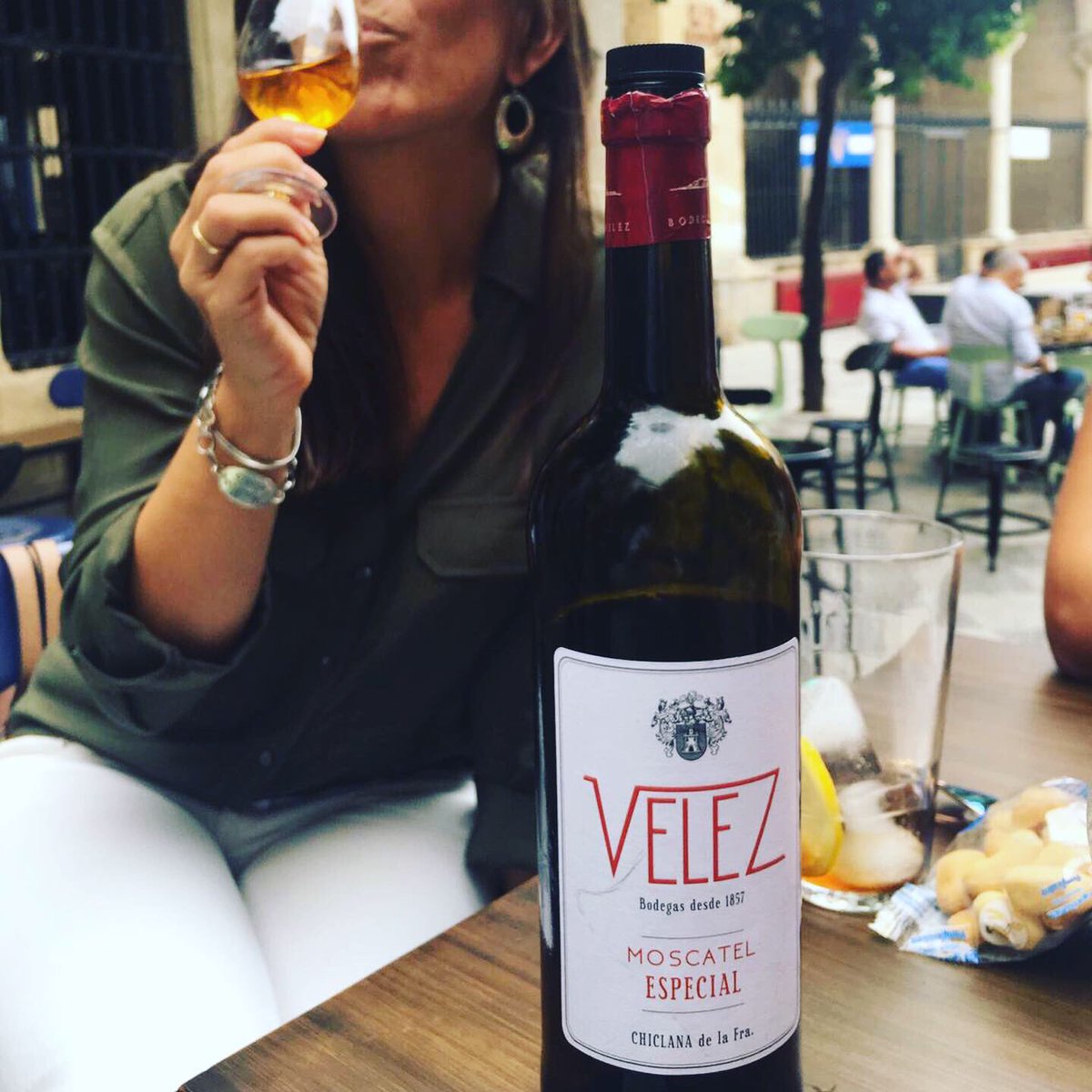 Jerez brinda por Chiclana‼️ @lafronteradejerez @tabancoCorredera7 #bodegasvelez #sherrywine #vinosdechiclana #tabancos #sherrylovers #moscatelvelez #finoreguera #amontilladosolera1891 #olorosoclaveran