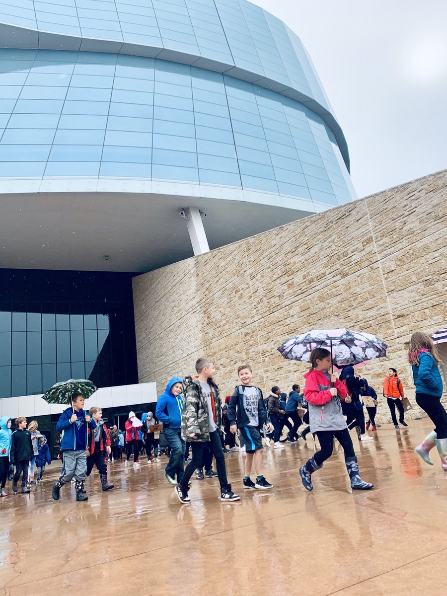 derrekbentley's tweet photo. Fantastic morning with @peacedaysmb + @CMHR_News with support from @wpgfdn and @CCUNESCO.  Incredible group of students walking for peace and chanting about loving the planet.  Matinée parfait avec des élèves de partout au MB en célébrant la paix et l’environnement. #PeaceDaysMB https://t.co/BYvfVGimZM