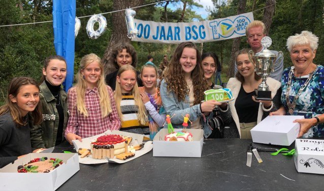 Robin en Maya winnen Heel BSG Bakt BERGEN Heel BSG bakt. Onder dat motto vierden de leerlingen en leerkrachten vrijdag dat de scholengemeenschap honderd jaar bestaat. Meer dan duizend BSG-leerlingen, omwonenden,... twib.in/l/RExdAyBnM9yn via <a href="/Duinstreek/">DeDuinstreek.nl</a>