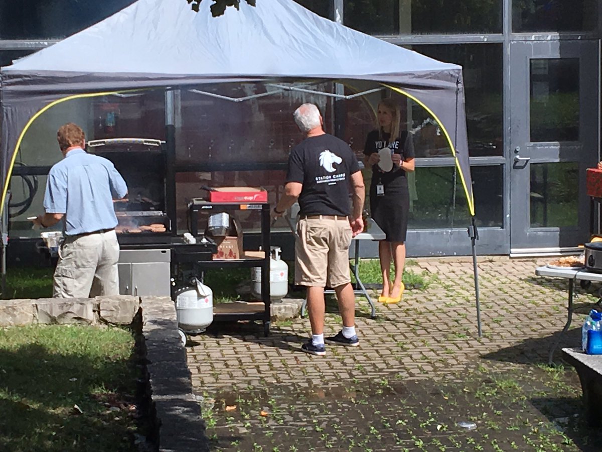 MrsHunterSS's tweet photo. Part of why I ❤️ my job!! #burgerfriday #givingday @StationMS220 https://t.co/C7LRZYSBC0