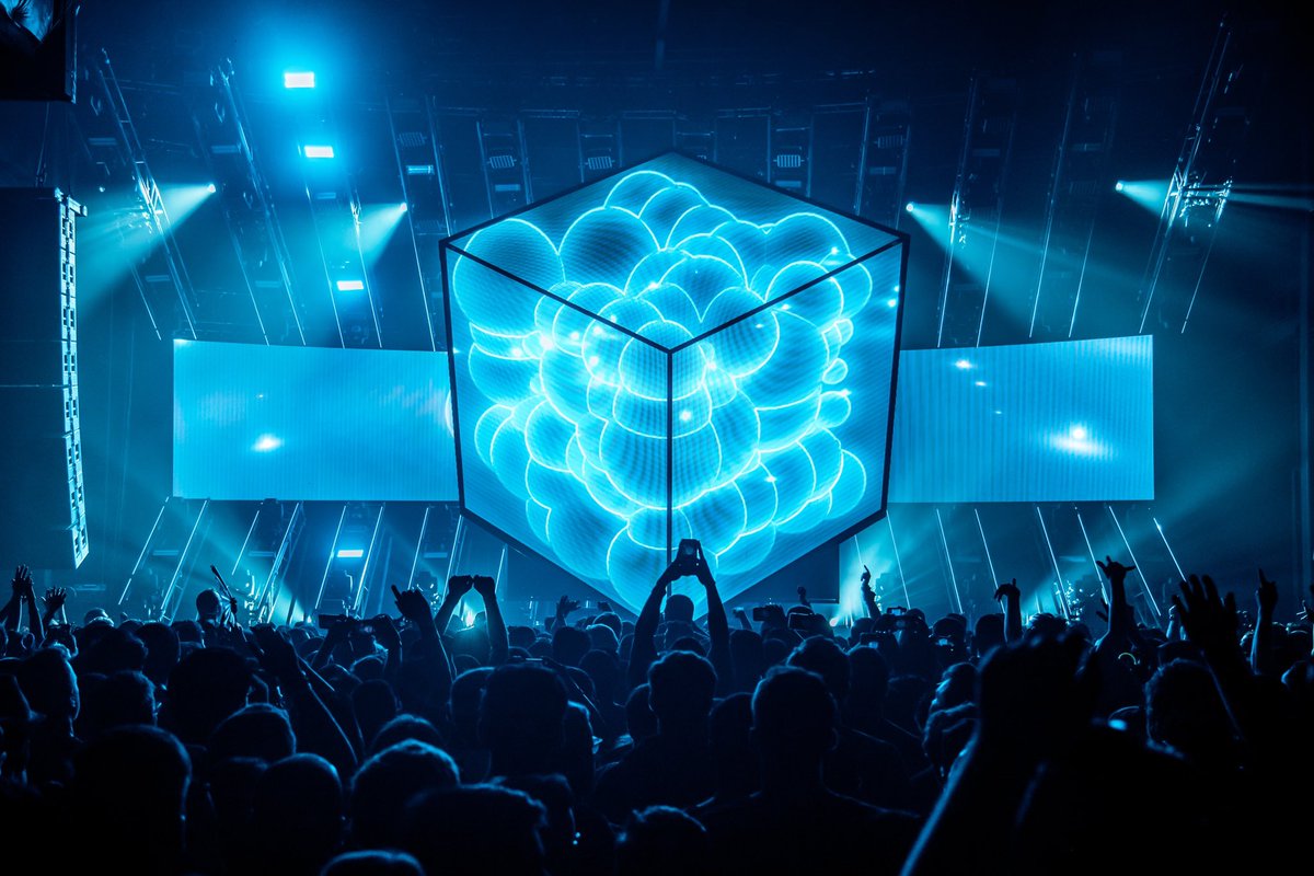 deadmau5's tweet photo. 9/12 @SSBallroom. dallas that was fun! night 2 coming up + an afterparty at @StereoLiveDFW :D photo creds/ @semsaucey https://t.co/caLuhDA4v5