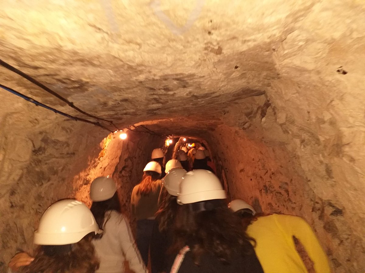 DiscipulasLeon's tweet photo. La visita a los Ramsgate tunnels, cuya explicación nos resultó muy instructiva e interesante. #Ramsgate2019. https://t.co/BdUZJwOYpU
