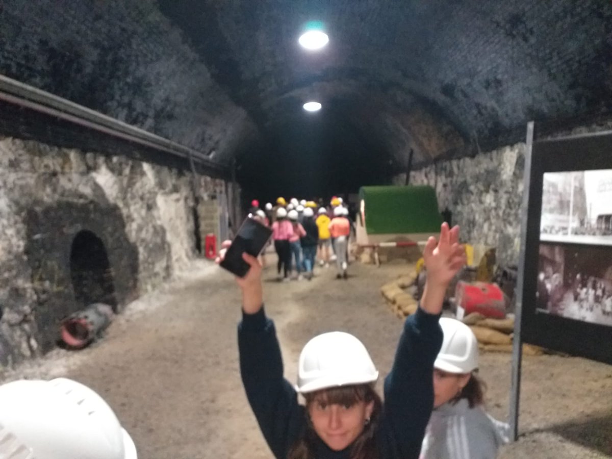 DiscipulasLeon's tweet photo. La visita a los Ramsgate tunnels, cuya explicación nos resultó muy instructiva e interesante. #Ramsgate2019. https://t.co/BdUZJwOYpU