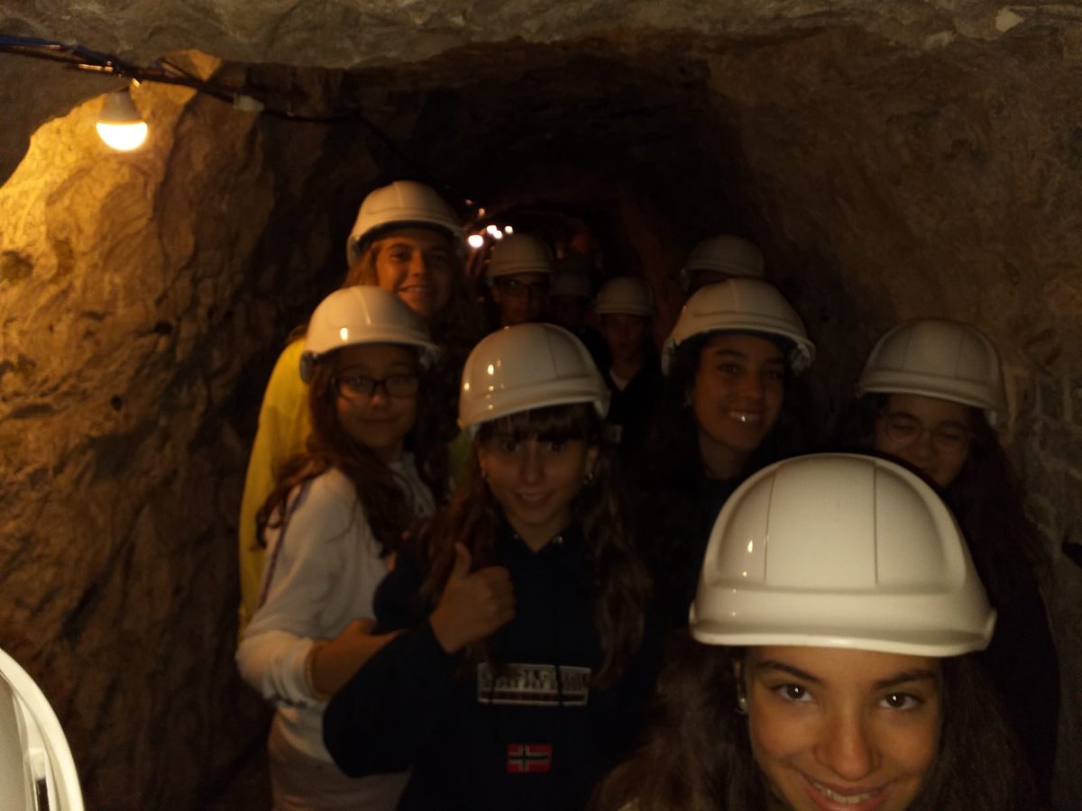 DiscipulasLeon's tweet photo. La visita a los Ramsgate tunnels, cuya explicación nos resultó muy instructiva e interesante. #Ramsgate2019. https://t.co/BdUZJwOYpU