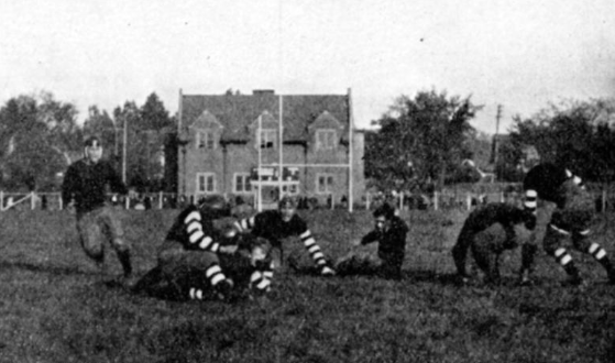 BIC_09's tweet photo. From @umichBentley archives. This is from a 1923 @UMichFootball game on #FerryField. My office building is that really cool one in the background π #history #GoBlue https://t.co/BwgIRVgz6U