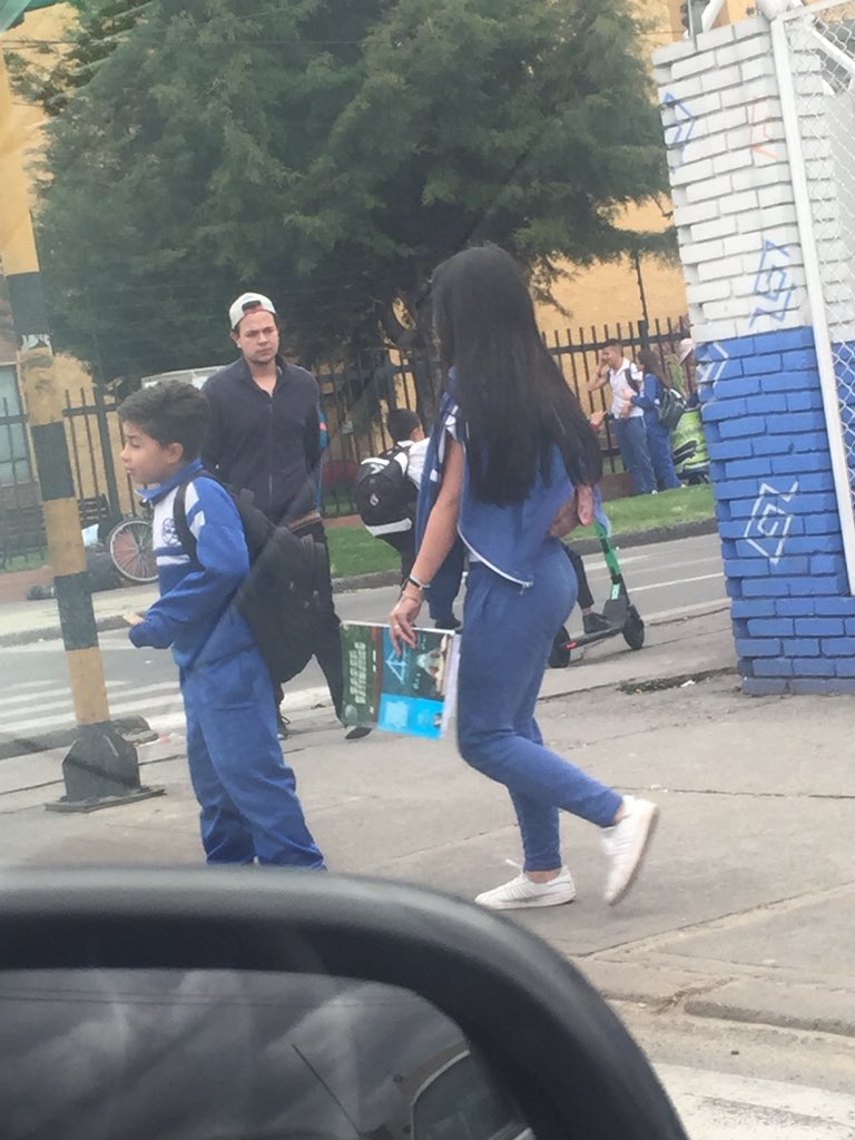fmrojasr's tweet photo. @RappiColombia @GrinColombia @SectorMovilidad niños menores de 10 años usando patinetas y cruzando una avenida peligrosa, control a esto por favor !! https://t.co/tv5KKGUuCc