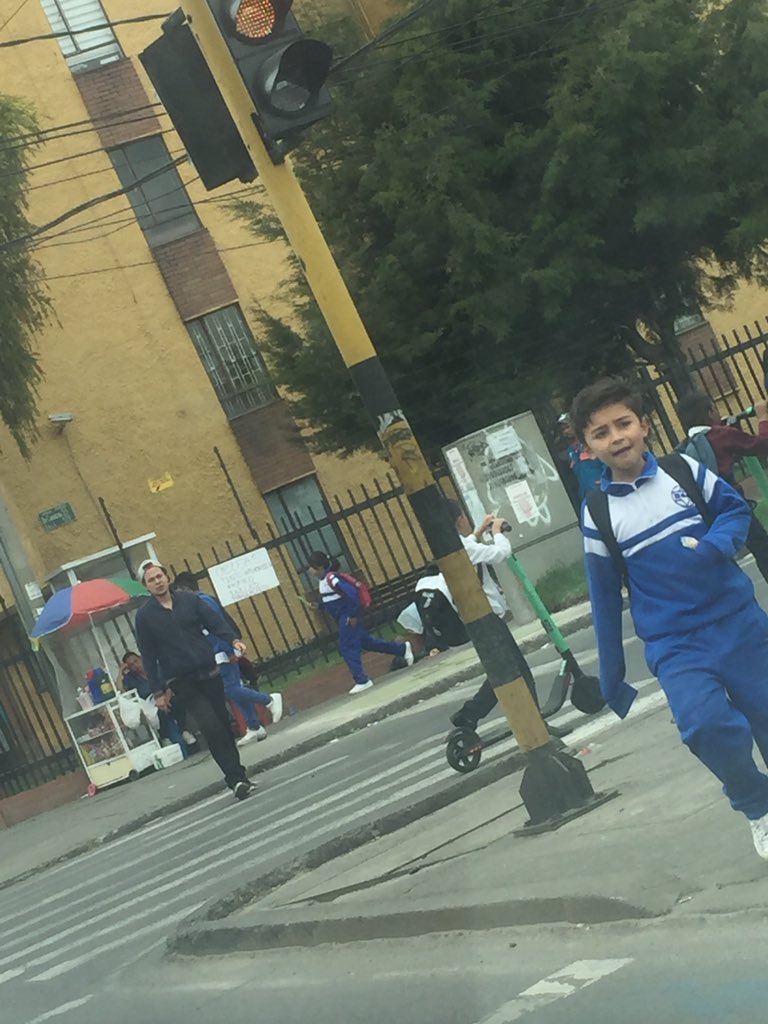 fmrojasr's tweet photo. @RappiColombia @GrinColombia @SectorMovilidad niños menores de 10 años usando patinetas y cruzando una avenida peligrosa, control a esto por favor !! https://t.co/tv5KKGUuCc