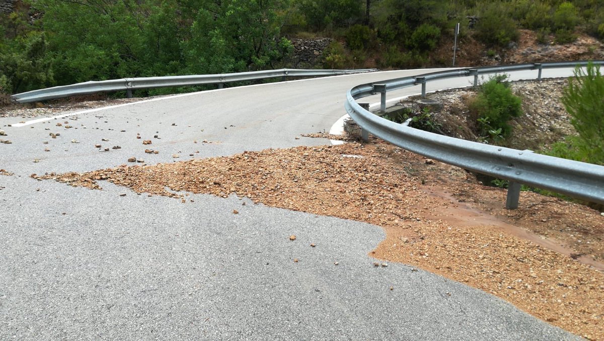 dipvalencia's tweet photo. ⚠️🌧 Algunas carreteras de la demarcación de #Buñol han sufrido algunos arrastres de piedras y desprendimientos de taludes en las últimas horas.

📸 Imágenes de la CV-425, CV-435, CV-580. 

@GVA112 @AEMET_CValencia #DANAsetembre https://t.co/Mbh8hWkvnd