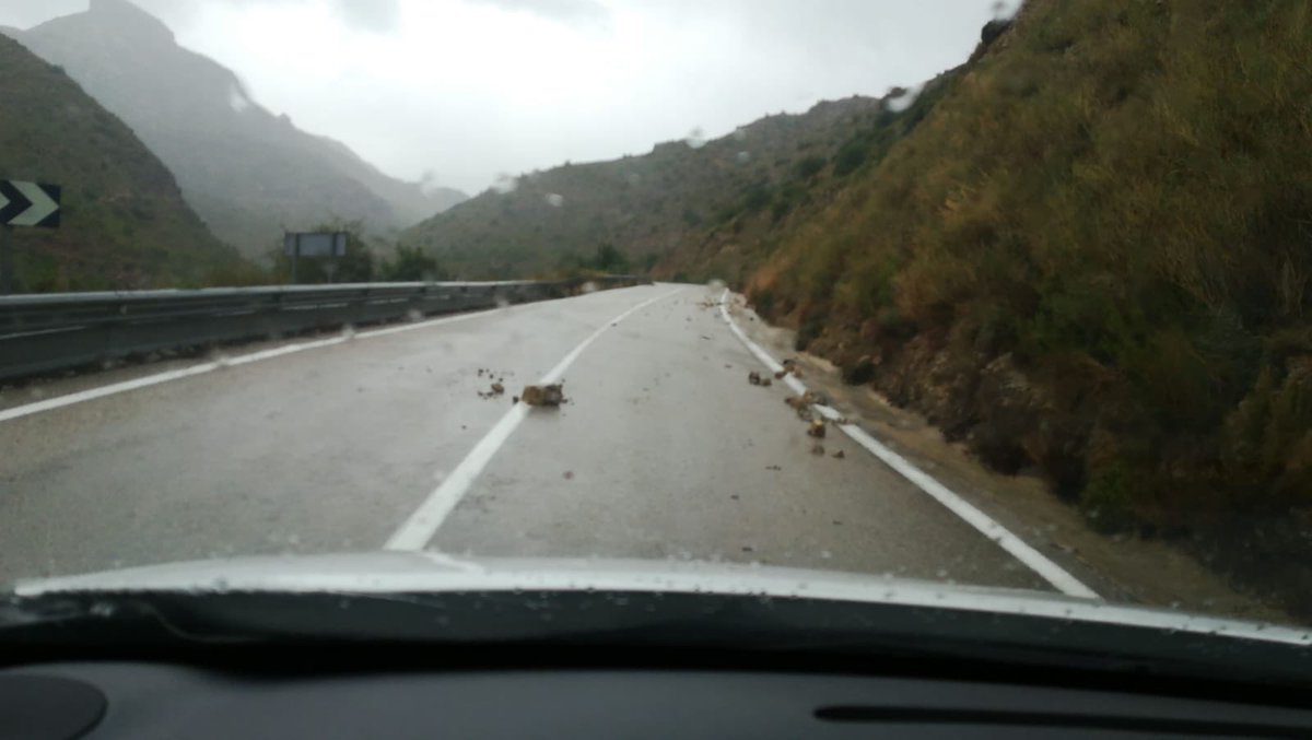 dipvalencia's tweet photo. ⚠️🌧 Algunas carreteras de la demarcación de #Buñol han sufrido algunos arrastres de piedras y desprendimientos de taludes en las últimas horas.

📸 Imágenes de la CV-425, CV-435, CV-580. 

@GVA112 @AEMET_CValencia #DANAsetembre https://t.co/Mbh8hWkvnd