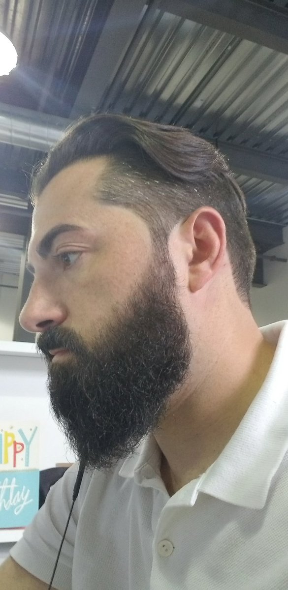Cativelense's tweet photo. Fase 1 de ficar bonitão para o jantar de logo à noite: DONE. #RealMenHaveBeards https://t.co/JLqhYWQc2T