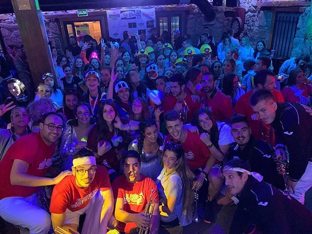 HOOOOOOLA HOLA HOLA NOTEROS Y NOTERAS DEL MUNDO VIRTUAAAAL🎵📱 Pues ayer estuvimos otro año más con nuestras queridas @mozasycasadaslosmolinos ‼ Fue un placer tocar de nuevo en Los Molinos para gente tan fiestera y divertida. SOIS COJONUDAS CHICAS💥… ift.tt/32KQyVR