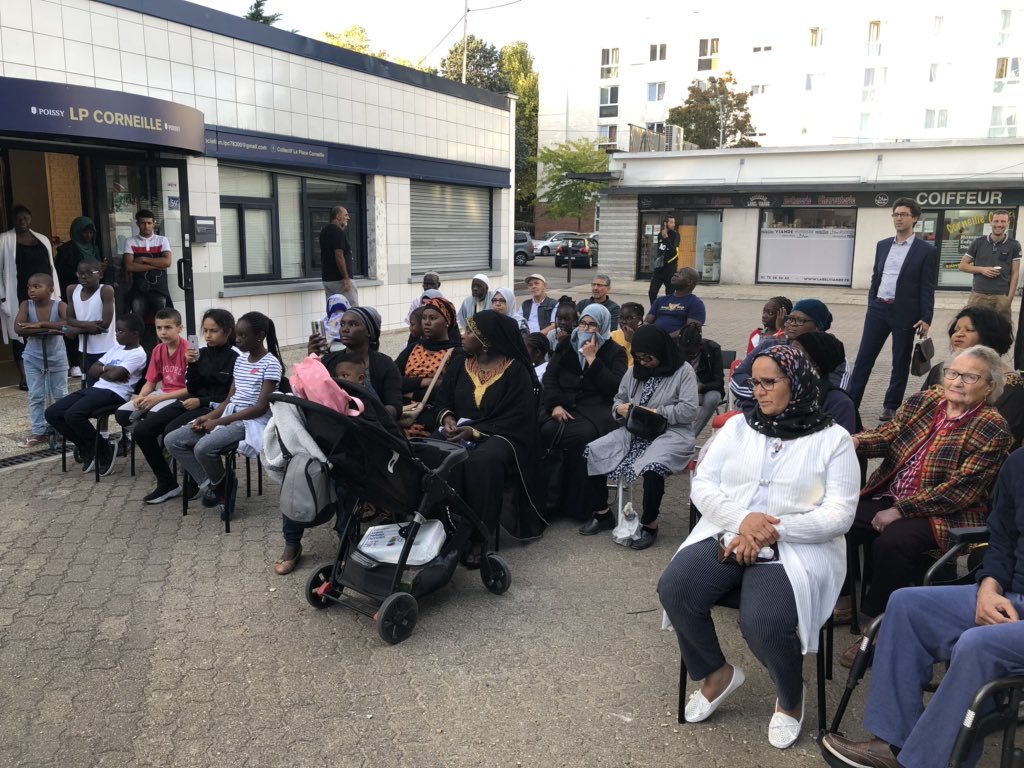 villepoissy's tweet photo. Après l’incendie criminel qui a touché la boucherie de la place Corneille, une caméra de videoprotection a été installée. @KARLOLIVE est venu à la rencontre des habitants pour rappeler que la Ville « ne lâchera rien sur la sécurité, par respect pour vous. » #PPRU #ToleranceZero https://t.co/WlYE57e5C7