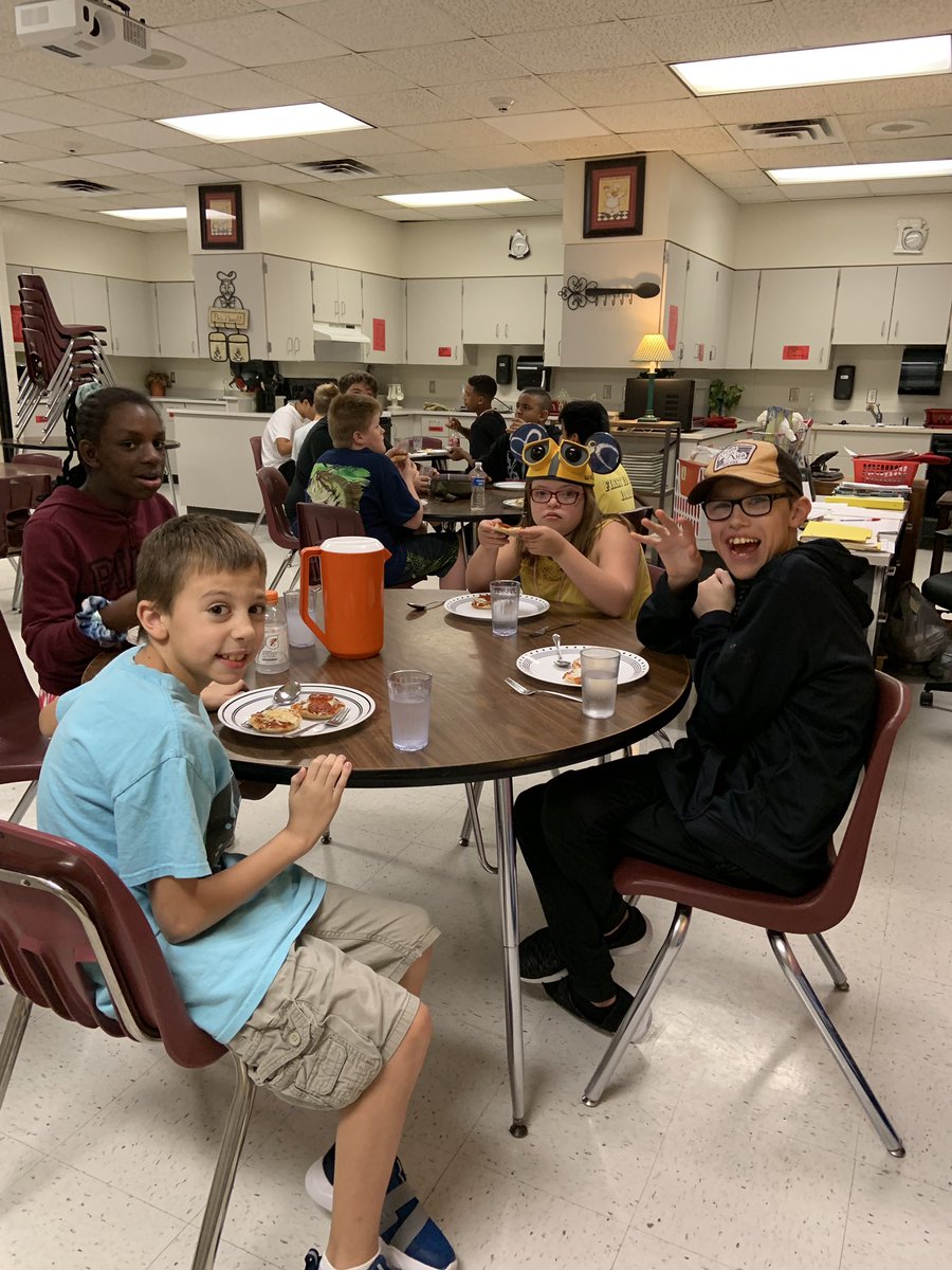MoniqueW_WLMS's tweet photo. There’s nothing like pizza first thing in the morning...#pizzalab #foodsfortheday #FoodieFriday @harlan_mrs @KMSFoods https://t.co/JIXQXZ63KN