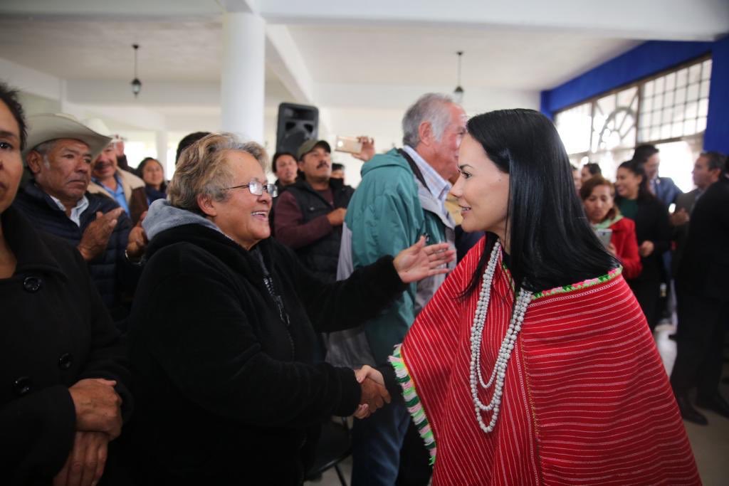 AlejandraDMV's tweet photo. La palabra es lo más valioso que puede ofrecerse. Segura estoy, que en los hechos, en #ChapadeMota sabrán honrarla. En palabras de nuestro Dirigente @alitomorenoc: el presente se escribió ayer, el futuro lo escribimos hoy. #ManosALaObra @PRI_EDOMEX https://t.co/kmzzV2OwVv