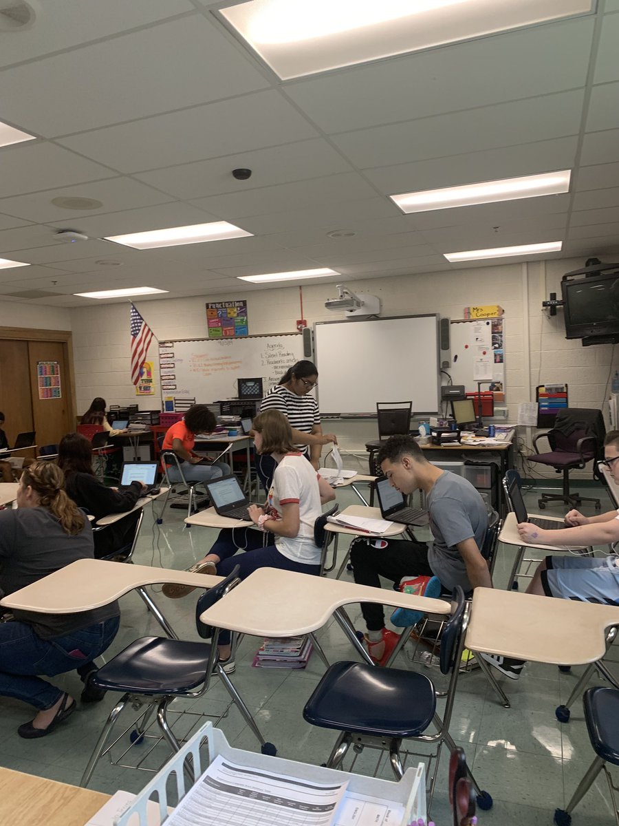 MrsRiosDMS's tweet photo. Students working hard writing argumentative essays “Should Instagram get rid of likes?” #clippernation #coteaching https://t.co/uK51WO11RW