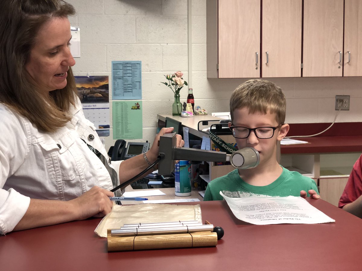 4th graders rocking Simonds Student Announcements! ⭐️💫⭐️

#ProudPrincipal
#OneofaKindStudents
#WeAreLamphere