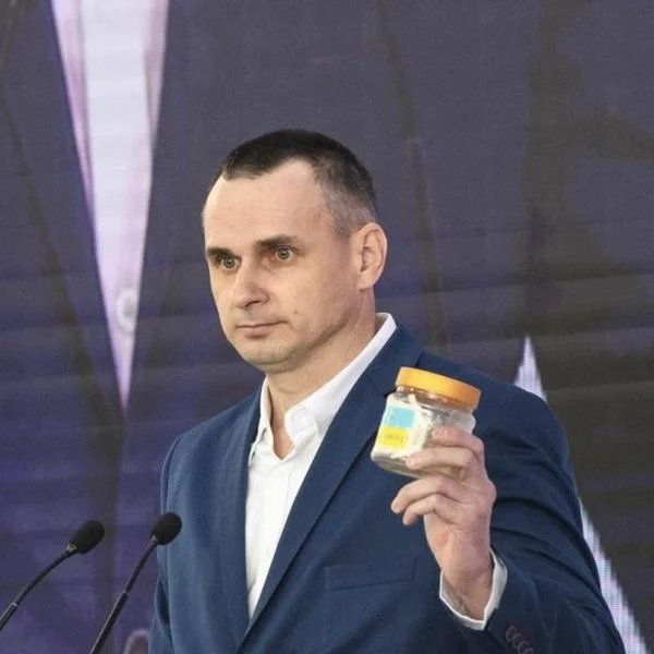 nikadamc's tweet photo. Дело Джона Маккейна живёт! #сенцов #славаукраине https://t.co/Kf7VR3q6HX