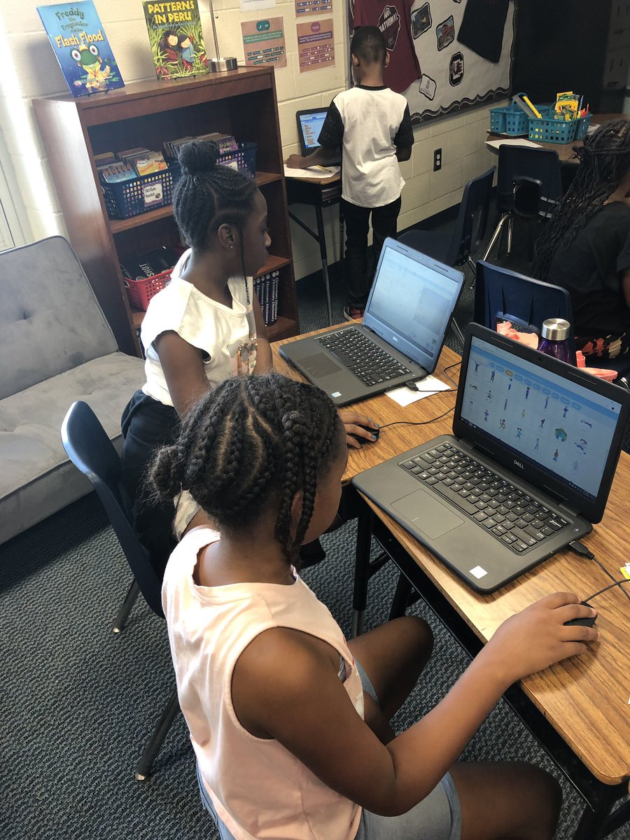 drskinner59's tweet photo. #codingFridays in @drskinner59βs class! #skinnersstars @RichlandTwo @SEstarsR2 https://t.co/HntHVK9VTz