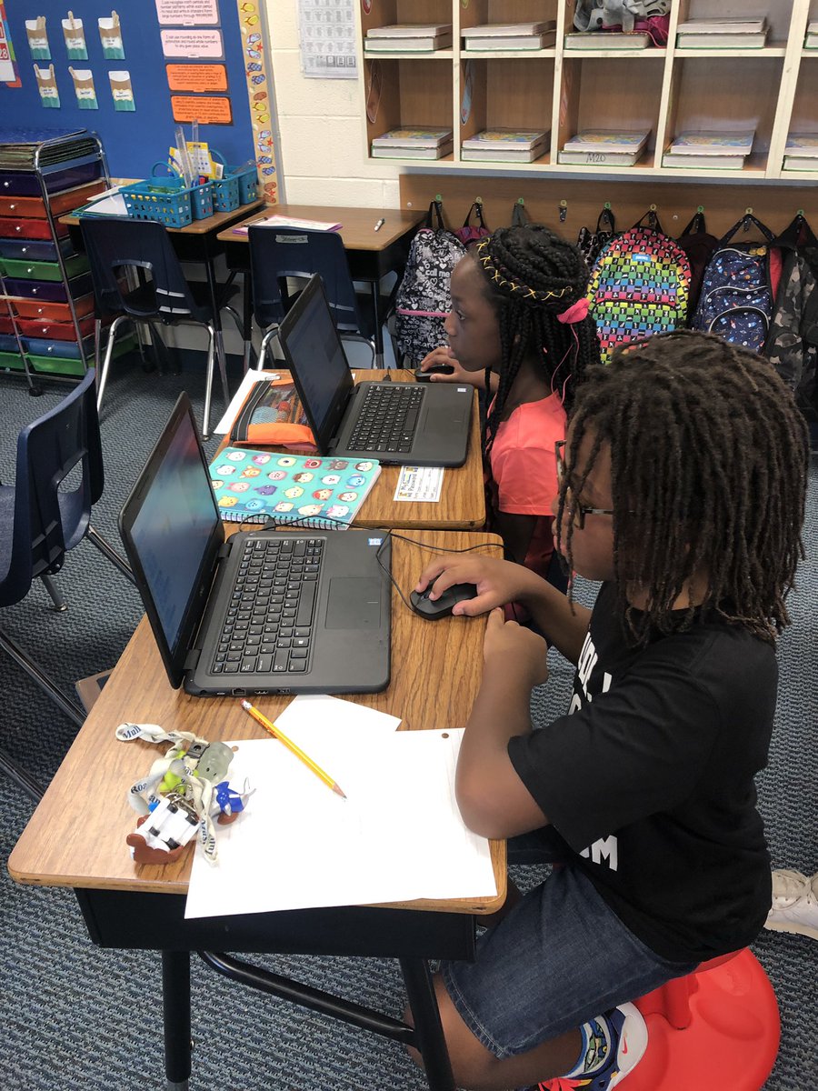 drskinner59's tweet photo. #codingFridays in @drskinner59βs class! #skinnersstars @RichlandTwo @SEstarsR2 https://t.co/HntHVK9VTz