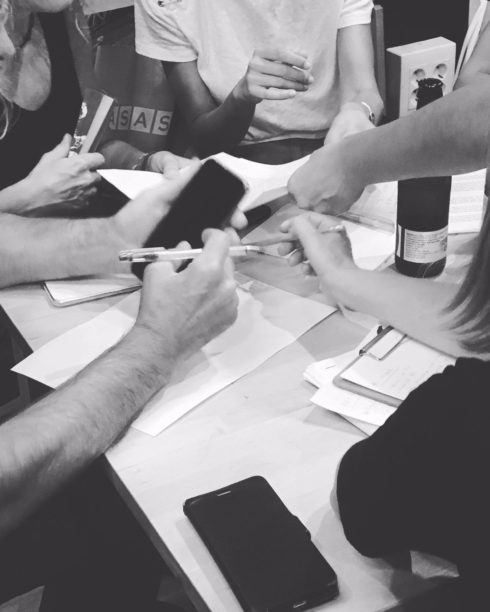 districtezero's tweet photo. ❗️Reunides preparant la presentació del #DistricteZero ❗️
👉🏻 ds. 21 de setembre al vespre

💥SAVE THE DATE💥

#Terrassa #fembarri https://t.co/pjqItSaOWs