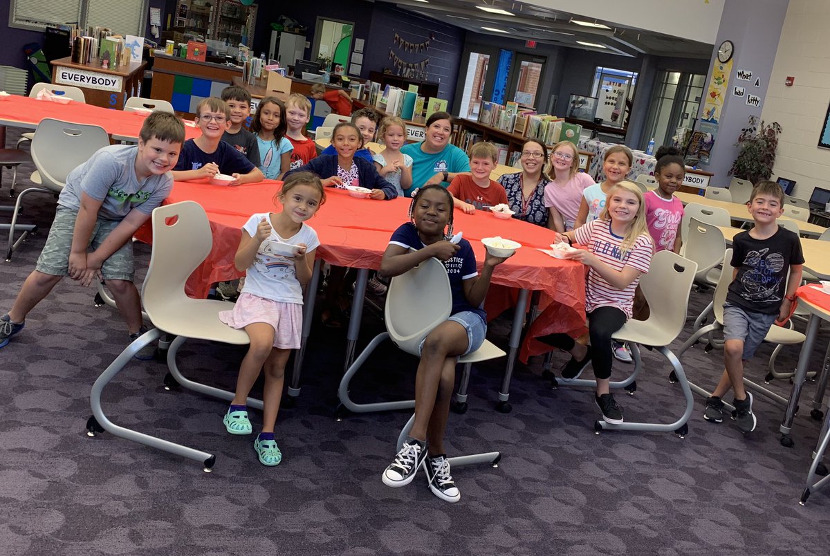 CSESHuskies's tweet photo. Summer Reading Celebration! 💙🍦 Awesome job kids! Thank you Mrs. Merritt &amp; Mrs. Castle! 🤗 @LexingtonOne https://t.co/IgdlPP5fSB